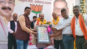 उपमुख्यमंत्री अरुण साव ने महामाया मंदिर में किए दर्शन, लड्डुओं से हुआ तोल — रतनपुर में जनसमूह ने दी शुभकामनाएँ