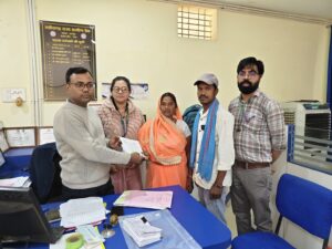 बीमा ने दिखाई उम्मीद की किरण: पिता की मौत के बाद टूट चुके किसान परिवार को ‘प्रधानमंत्री जीवन ज्योति बीमा’ ने दिया सहारा, बैंक मैनेजर बने संकटमोचक