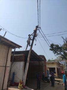 बेलतरा क्षेत्र में बिजली विभाग का सख्त अभियान, 57 उपभोक्ताओं की जांच, 17 के कनेक्शन काटे